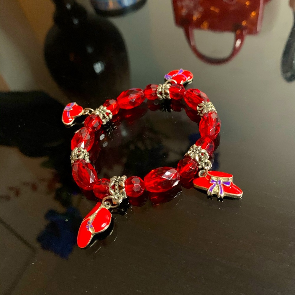 Read shiny beads bracelet with pendants❤️